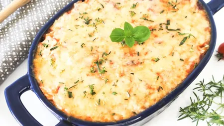 Rețetă delicioasă de weekend. Orez la cuptor cu brânzeturi și sos de roșii