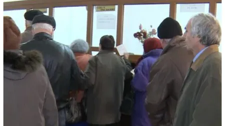 VIDEO Cozi la Casele de Pensii de teama pensiilor calculate greșit. Pensionarii stau în frig și zăpadă pentru a-și face dreptate