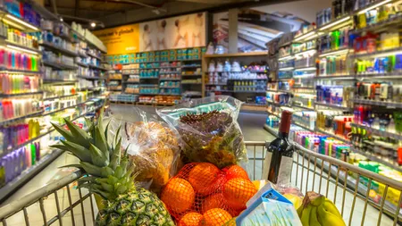 Românii plătesc mai mult decât grecii pentru un coș de cumpărături de la supermarket