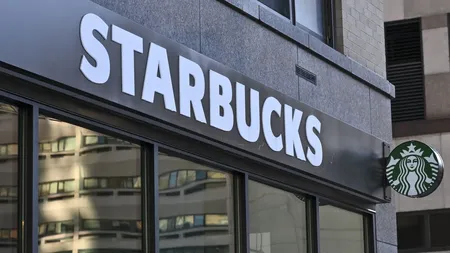 Starbucks intră pe lista marilor companii care fac concedieri colective. Peste 1.000 de angajaţi vor fi daţi afară, iar în cafenele nu vor mai fi acceptaţi decât clienţii plătitori