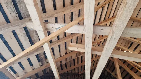 Cum te ferești de țepele din construcții. Un român a rămas fără aproape 70.000 de euro