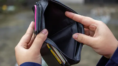Sfat esențial din partea economiștilor: Vin vremuri grele, puneți bani deoparte!