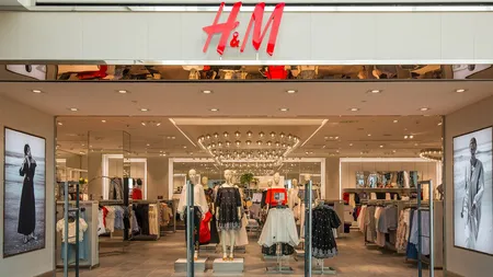H&M a renunţat la peste 100 de angajaţi din România în 2024. Compania suedeză anunţă o nouă decizie radicală