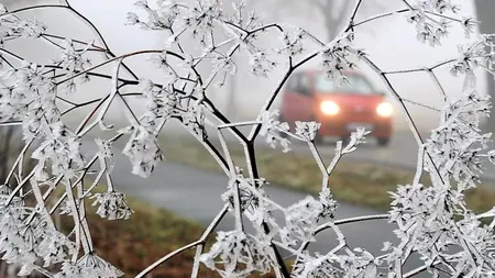 Prognoza meteo. Brumă şi îngheţ la sol, iarna mai stă puţin în România. Primăvara iese din ceaţă abia în weekend