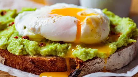 Avocado sau ou: care este mai sănătos pentru o dietă echilibrată? Specialiștii au dat verdictul