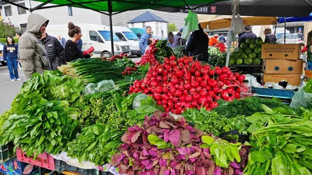 Primele legume româneşti de anul acesta au apărut în pieţe. Ce prețuri practică producătorii locali