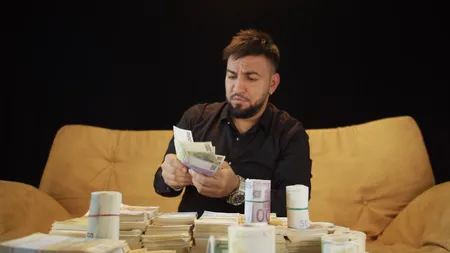 Cea mai mare sumă de bani făcută de Costel Biju din dedicaţii într-o singură seară. 