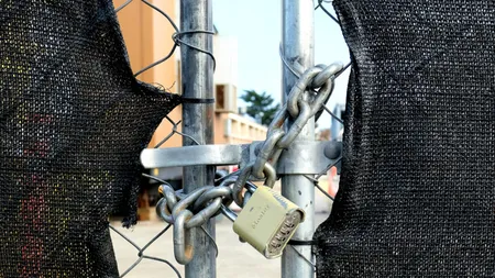 Lacăt pe magazinele preferate de zeci de mii de români. După aproape două decenii, s-au tras obloanele