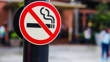 Oraşul din România în care se va interzice fumatul şi în aer liber. Amenzi uriaşe pentru cei ce nu vor respecta noua hotărâre