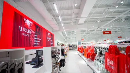 Rețeaua de magazine care vinde produse de brand la prețuri mici se extinde și face angajări. Ce posturi sunt disponibile pentru tinerii români