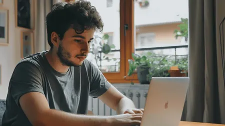 Val de concedieri şi scăderi ale salariilor în cel mai căutat domeniu din România. Companiile îşi mută operaţiunile, iar ofertele de joburi sunt limitate