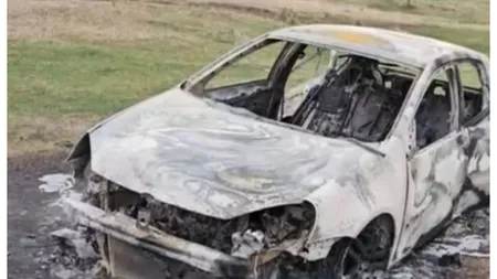 Două persoane carbonizate, găsite într-o mașină incendiată în Buzău. Polițiștii fac cercetări pentru omor