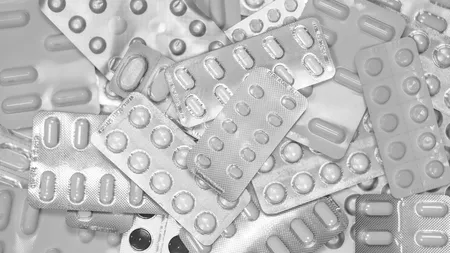 Paracetamolul și amoxicilina dispar din farmacii. O nouă directivă UE ar putea lăsa fără tratamente milioane de bolnavi