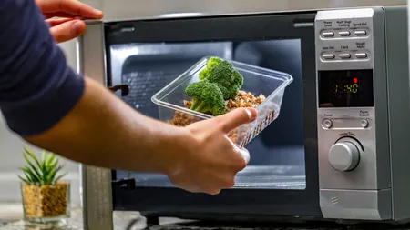 Motivul pentru care nu trebuie să încălzești mâncarea la microunde în recipiente din plastic. Semnalul de alarmă tras de un cunoscut cercetător