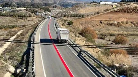 Ce înseamnă noua linie roşie continuă de pe şosele. Puţini şoferi ştiu ce rol are, amenzile sunt uriaşe