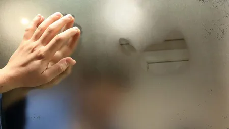 Secretul pe care puţine gospodine îl ştiu. Ce produs trebuie să foloseşti pe oglinda din baie ca să nu se aburească