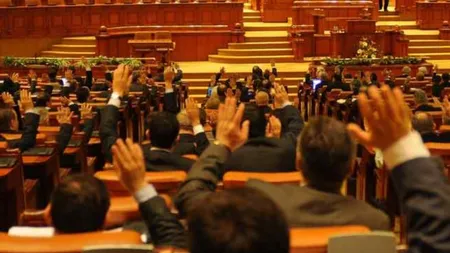 Parlamentul a aprobat majorarea sancțiunilor pentru senatorii și deputații chiulangii. ”Nu vii la muncă, eşti penalizat!”. Cât li se va lua din leafă