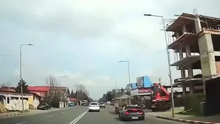 Un Porsche de 200.000 de euro s-a făcut praf după ce a intrat direct într-o platformă oprită. Şoferul şi pasagerul erau la un pas să moară ca în Final Destination VIDEO