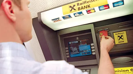 Raiffeisen Bank anunţă care sunt românii care vor plăti comision la retragerea de numerar de la ATM, din 8 aprilie