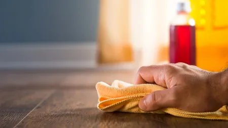Când este bine să ștergi praful, înainte sau după aspirare? Greșeala făcută de multe gospodine
