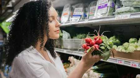 Scandal în supermarket! Motivul pentru care doi clienți s-au luat la ceartă. Angajații magazinului au intervenit să-i despartă