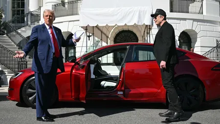 Donald Trump sare în ajutorul lui Elon Musk. Preşedintele SUA şi-a cumpărat o maşină electrică Tesla după ce vânzările companiei au scăzut dramatic