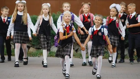 Şcolile din România în care vor fi reintroduse uniformele obligatorii. Noile reguli propuse de Ministerul Educaţiei