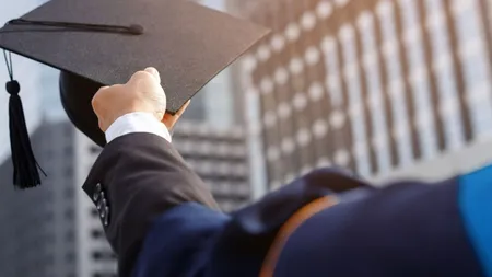 Burse mărite pentru elevi şi studenţi. Cine va beneficia de majorarea cu rata inflaţiei