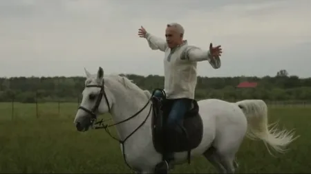 VIDEO ”Calul lui Georgescu”, liber prin București! Cum a ajuns să se plimbe nestingherit pe bulevard, printre mașini