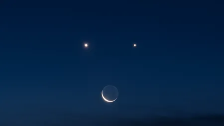 Aliniere planetară RARĂ va forma un „FAȚĂ ZÂMBITOARE”. Ce ne aduce alinerea planetară dintre sensibila LUNĂ, iubăreața VENUS și seriosul SATURN
