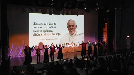 Teatrul Național de Operetă și Musical „Ion Dacian” a impresionat publicul cu un moment emoţionant în memoria Papei Francisc, la finalul musicalului „Romeo & Julieta”