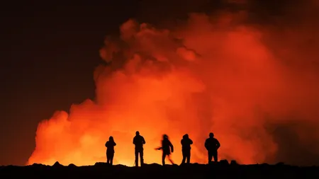 Un vulcan a erupt în Islanda, antrenând evacuarea populaţiei şi a turiştilor