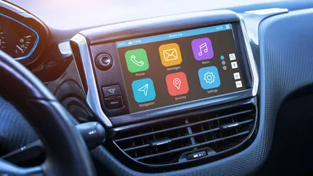 Un agent de circulaţie explică de ce este interzisă utilizarea telefonului mobil la volan, dar nu şi a afişajului tactil al maşinii