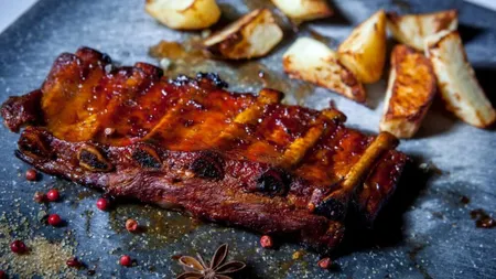 Rețetă delicioasă. Coaste de porc în marinadă, o explozie de arome care se topește în gură
