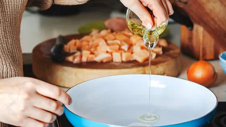 Pericolul ascuns din uleiurile vegetale: risc crescut de cancer, cauzat de gătitul la temperaturi înalte