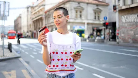 Cardurile de credit, pe cale de dispariție? ”Pentru Generația Z, folosirea lor poate însemna că poate cheltui bani pe care de fapt nu îi are”