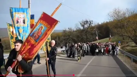 VIDEO La Mănăstirea Hadâmbu, lângă Iași, pelerinii iau la pas un deal și parcurg simbolic Drumul Crucii