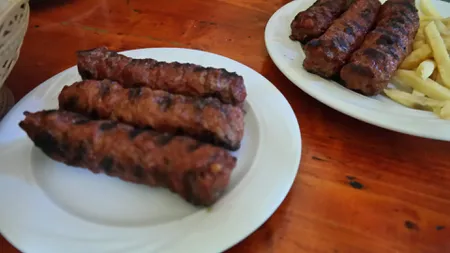 Reţeta originală de mici ca la Deduleşti. Care este secretul ascuns al grataragiilor de pe Dealul Negru