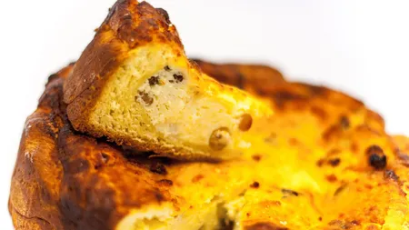 Cum să prepari o pască cu brânză dulce, care va fi vedeta mesei de Paști. Care este ingredientul secret al acestei rețete
