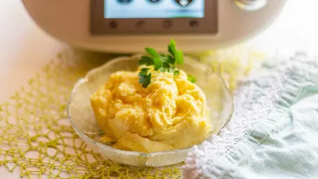 Cum să faci un piure de cartofi ca un chef. Există un truc simplu pentru cea mai fină și aerată textură