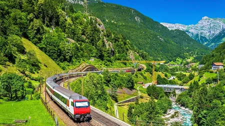 Tinerii pot călători gratuit prin Europa. UE oferă 36.000 de abonamente de transport pentru călătoriile cu trenul