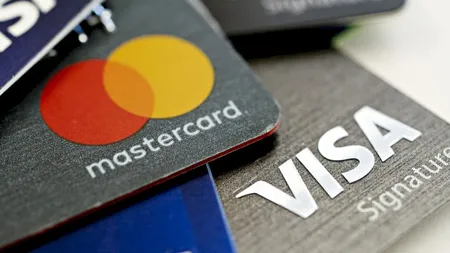 Probleme pentru toți românii care au card Visa sau Mastercard. Cum sunt afectați de războiul comercial al lui Trump