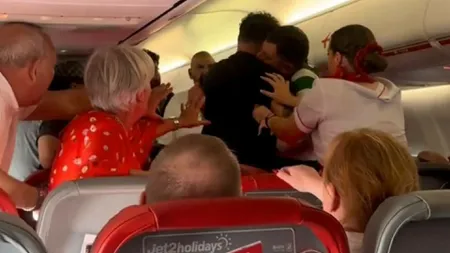 Noi reguli în avion! Pasagerii care se ridică în picioare înainte ca aeronava să se oprească vor fi amendaţi