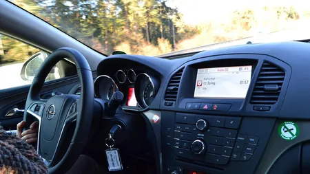 Funcția pe care o au multe mașini și de care mulți șoferi nu știu. Te poate scăpa de mari bătăi de cap în trafic