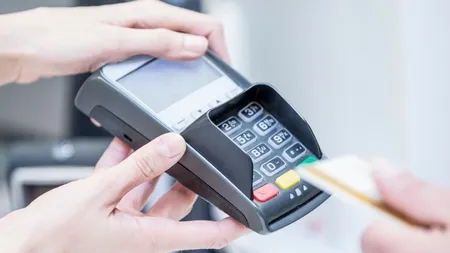Cardurile de pe care nu trebuie să retragi niciodată bani. Dobânda este uriașă, poate ajunge până la 25%