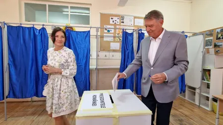 Klaus Iohannis, alături de Carmen Iohannis la vot. Înainte a mers la slujbă, la biserică