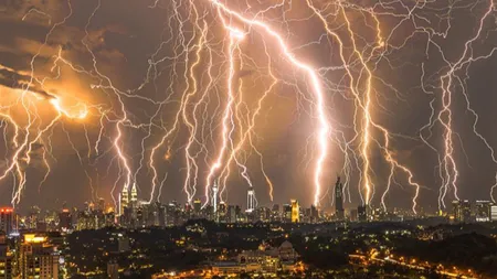 Furtună electrică în următoarele ore! ALERTĂ de la Accuweather pentru Capitală, când intră în vigoare