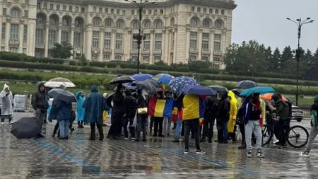 VIDEO Marele protest AUR din ziua învestirii lui Nicuşor Dan în funcţia de preşedinte a adunat oameni cât la o şedinţă cu părinţii. În jur de 50 de oameni au stat degeaba în ploaie
