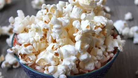 Mitul despre popcorn a fost spulberat. Ce se întâmplă, de fapt, dacă mănânci floricele de porumb în fiecare zi