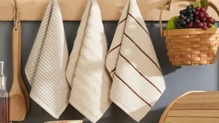 Un ingredient ieftin, regăsit în bucătărie, curăță și albește perfect prosoapele. Trucul cunoscut de gospodine